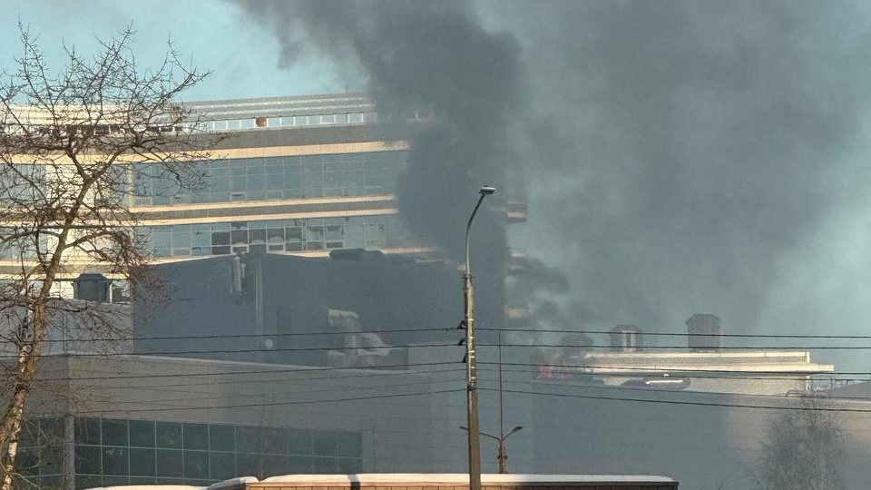 У «Пионерской» горит ТЦ «Капитолий»