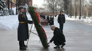 Путин поздравил россиян с Днем защитника Отечества и почтил память павших воинов минутой молчания