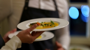 Нетмонет и Авито: большинство жителей Петербурга готовы оставлять чаевые за качественный сервис