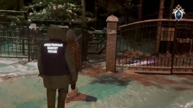 В Петербурге суд выслушает пару по делу о сексе на могиле родственников девушки