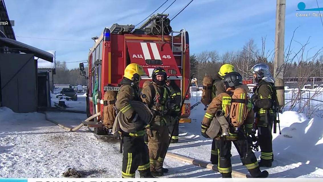 Огонь охватил 1,5 тысячи «квадратов»: в Парголово тушили полыхнувший ангар