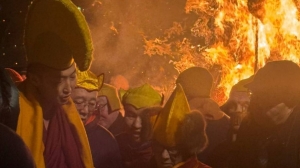 Два огромных костра на Старой деревне: в петербургском буддийском храме провели ритуал с огнем