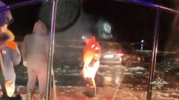 Еще один инцидент на Байкале: внедорожник с женщиной и ребенком провалился под лед