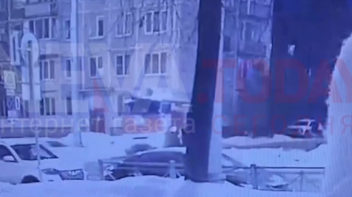 В Петербурге бабушка пыталась вытащить внука из-под колес пожарной машины: появились кадры трагической смерти мальчика