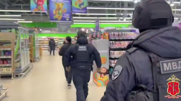 Петербургская полиция искала нелегальных мигрантов в 13 «Перекрестках»