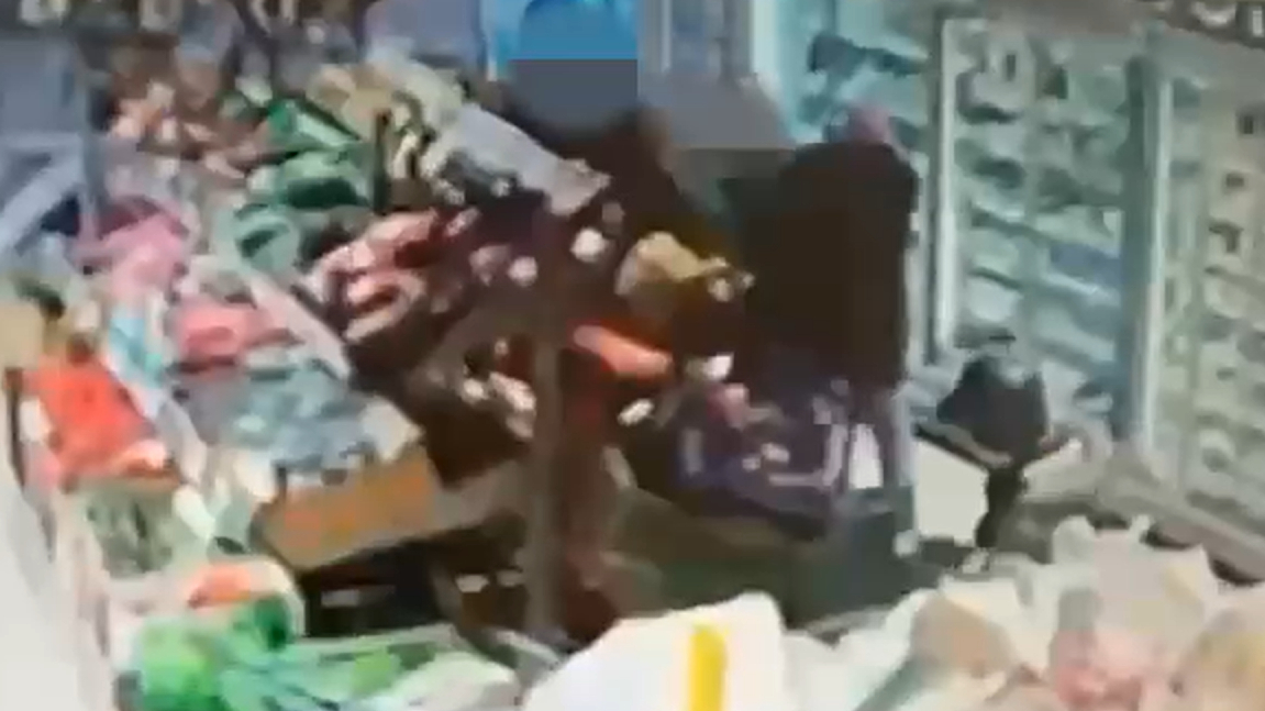 Судимый петербуржец вновь оказался в отделе полиции после избиения сотрудницы магазина на Энергетиков