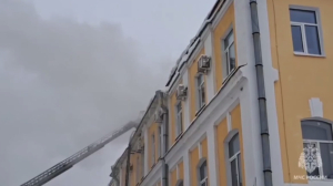 Спасатели тушат пожар в административном здании на Ваське