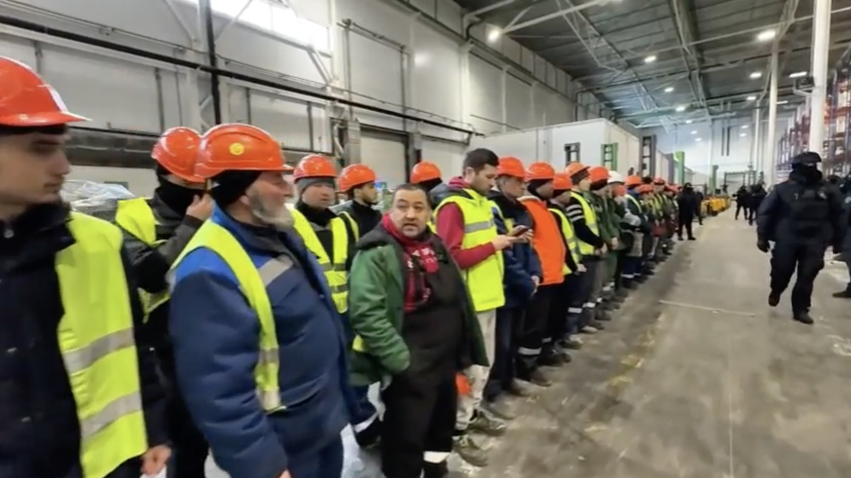 Во время рейда в крупном ретейлере Петербурга нашли 25 нелегалов и нарушителей ПДД