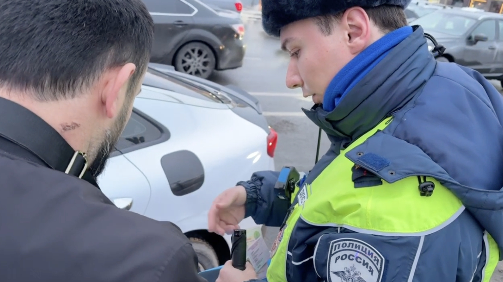 В Петербурге нашли 400 нелегальных такси и 82 мигрантов-нарушителей: видео