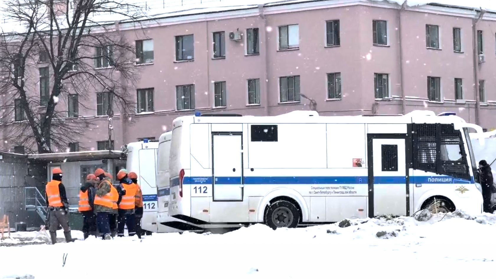 Игры в репортера и прятки в грузовиках: как прошел миграционный рейд на стройке элитного ЖК на Матисовом острове