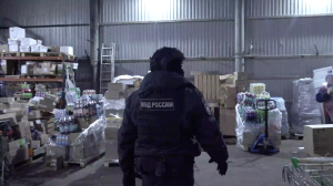 В магазинах Приморского района задержали нелегалов и охранников-нарушителей: видео