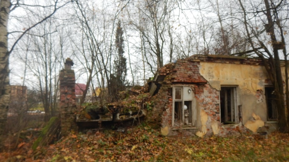 В Петергофе на Прогонной опять пытаются продать пять 69-летних развалюх