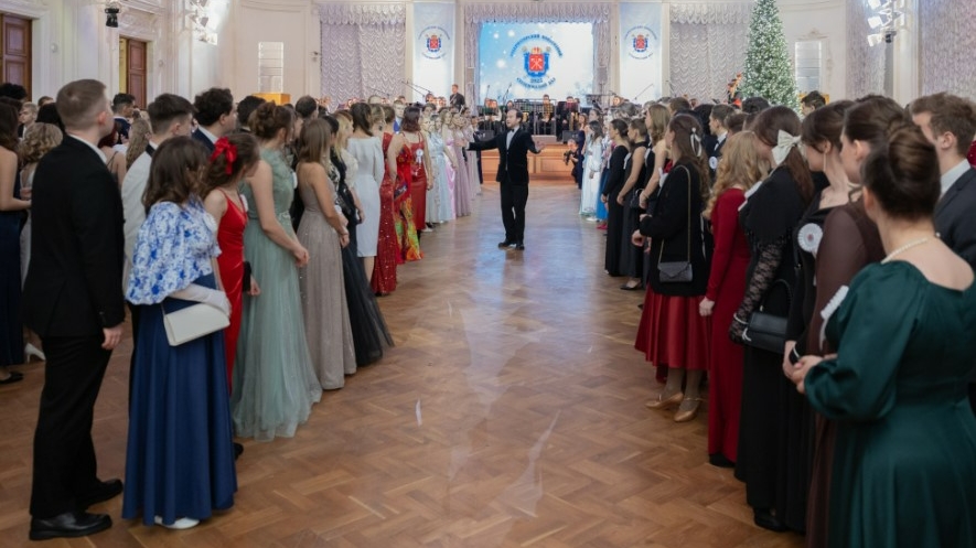 Танцы и раздача подарков: лучших студентов Петербурга пригласят на бал за 3 млн