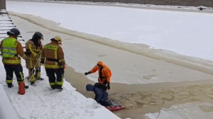 Маленький петербуржец оказался в заложниках Фонтанки