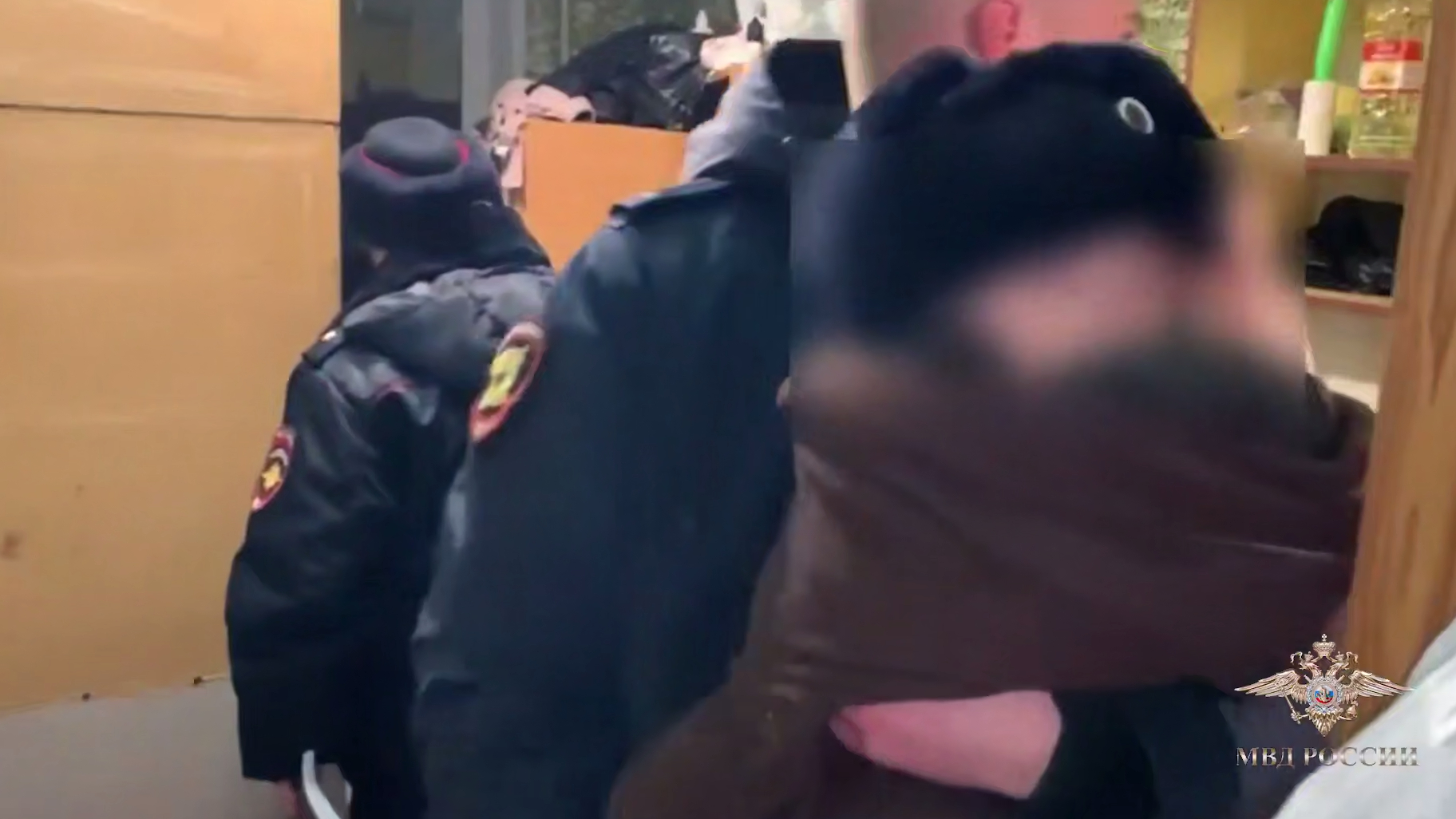 В Красноярске спасли трехлетнего одинокого ребенка из захламленной квартиры