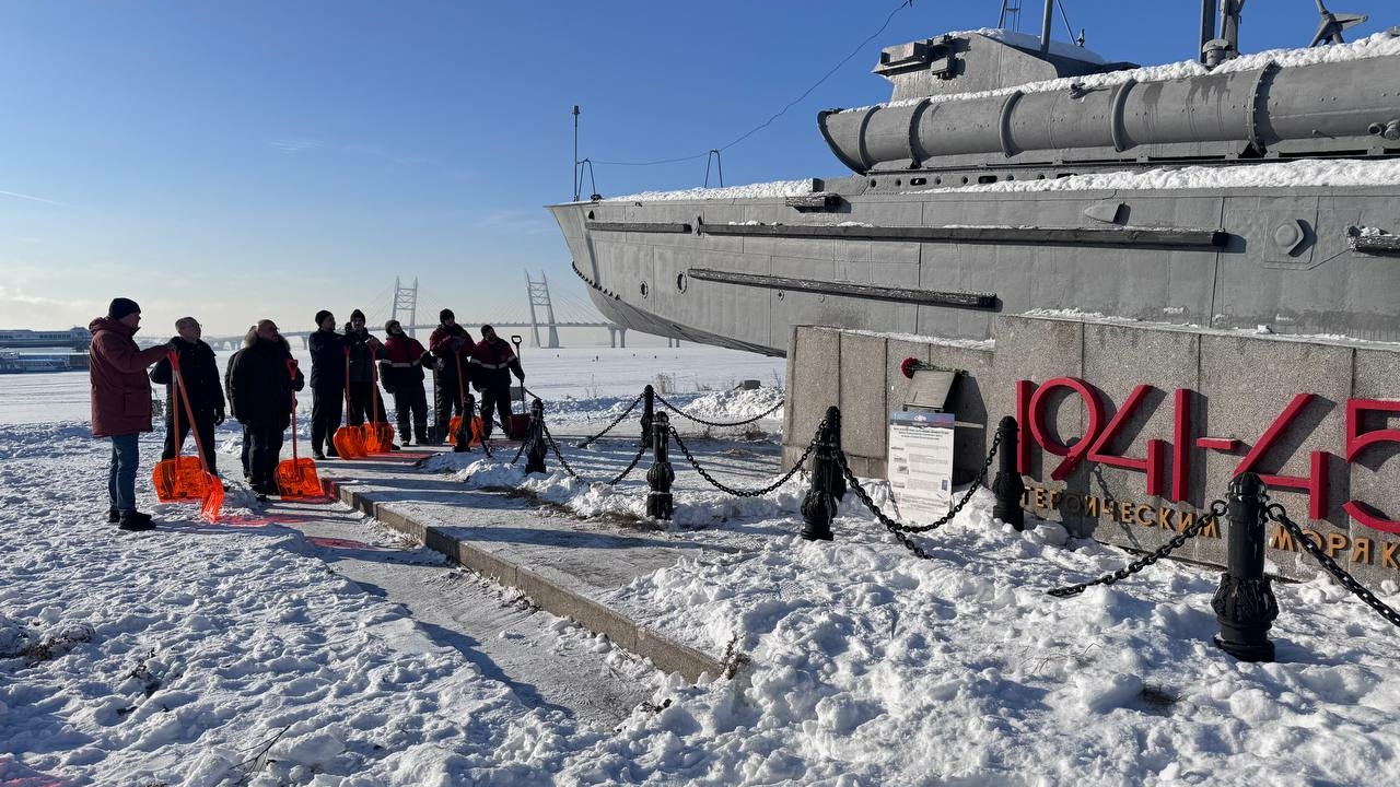 В бывшем Ленэкспо очистили от снега памятник морякам-защитникам блокадного Ленинграда