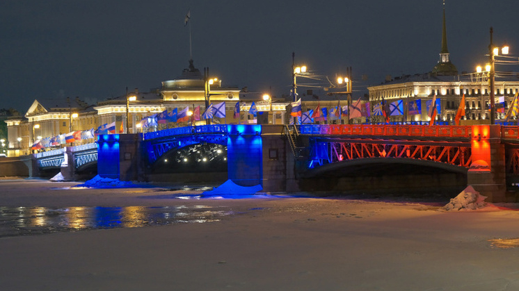 Три моста Петербурга загорятся цветами российского флага