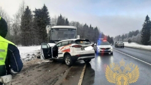 Пострадали 11 взрослых и подросток: что известно о столкновении такси и автобуса на трассе «Нарва»