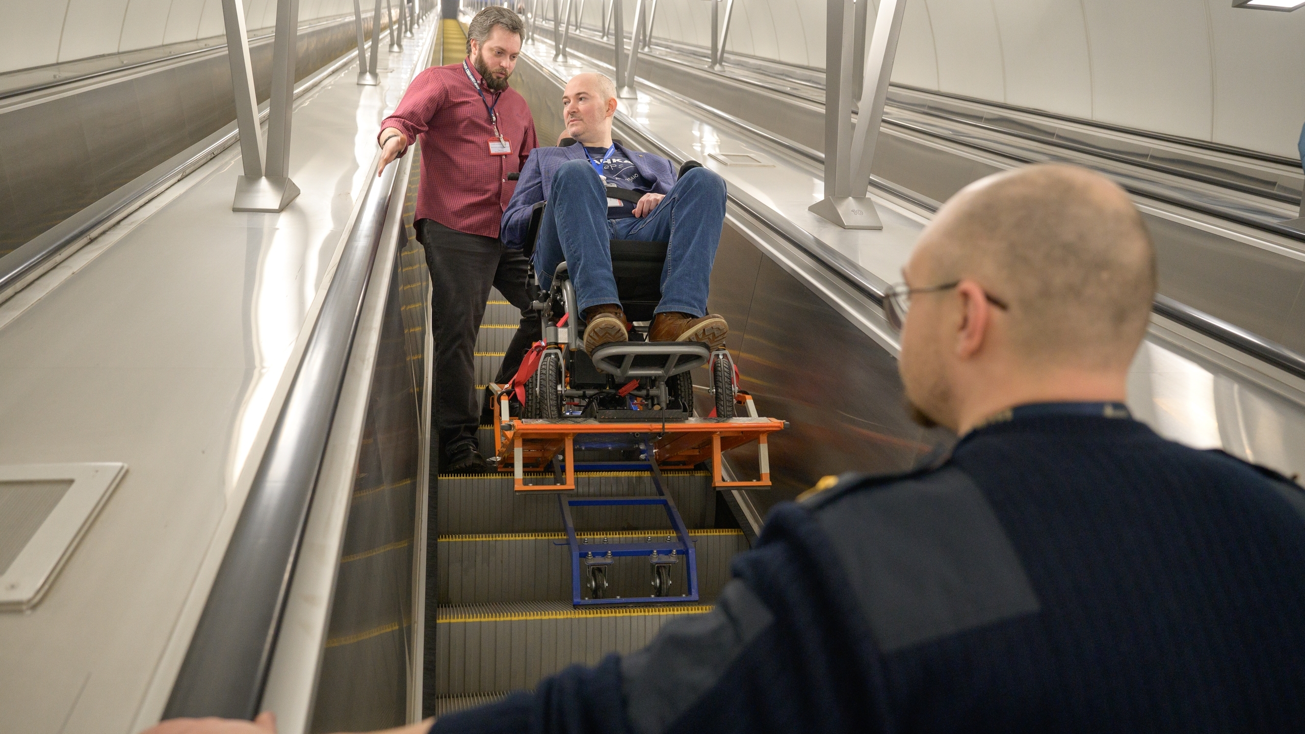 В метро Петербурга показали способы перевозки пассажиров на кресло-колясках