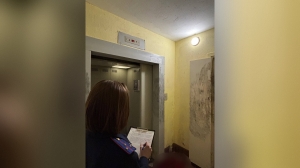 После обнаружения окровавленного трупа в подъезде в Шушарах задержан собутыльник убитого