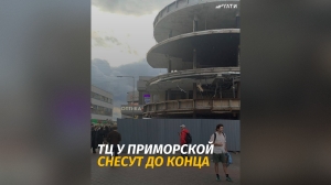 В Петербурге продолжили демонтаж наполовину снесенного ТЦ у «Приморской» — задние уберут в апреле