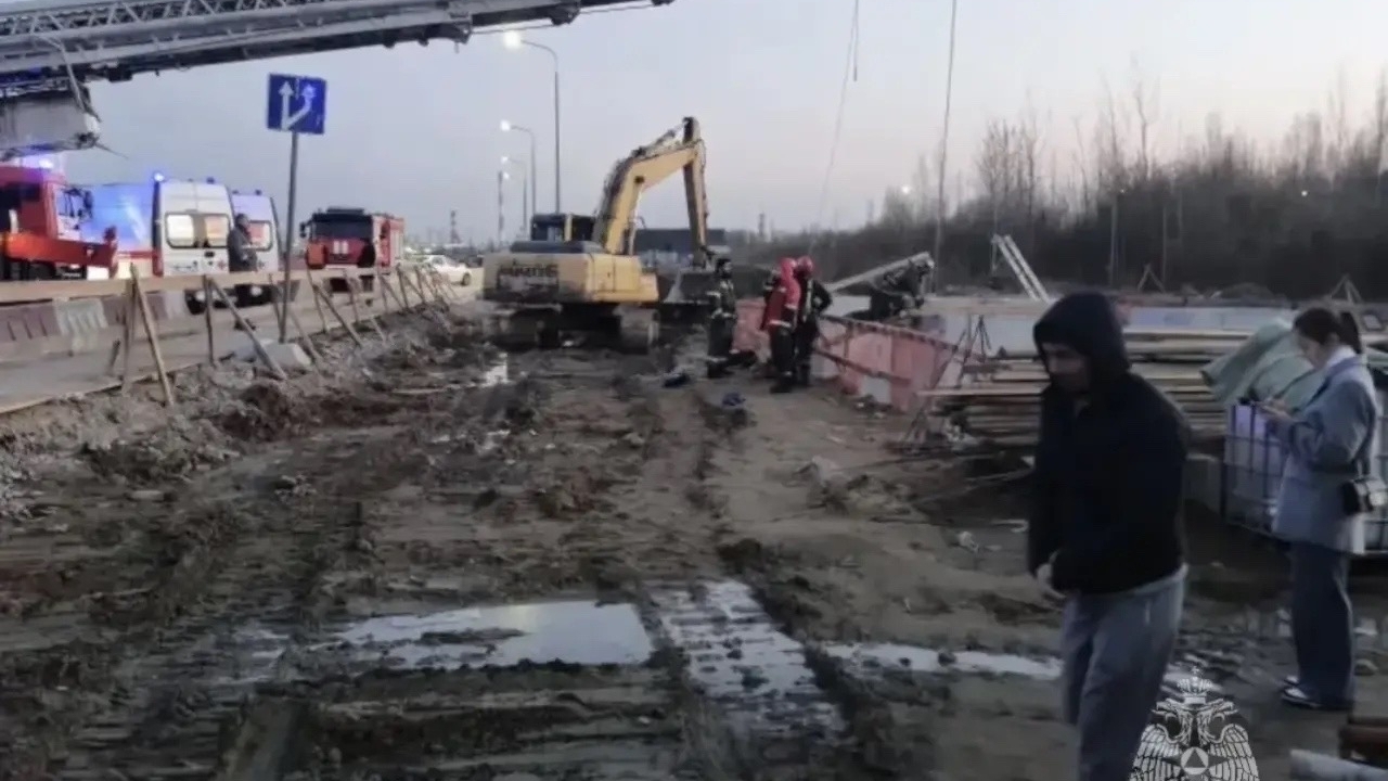 В Кудрово спасли двух мужчин со дна промышленного резервуара с помощью альпинистского снаряжения