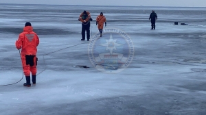 На Ладоге двух застрявших на льду рыбаков эвакуировали в Кошкино