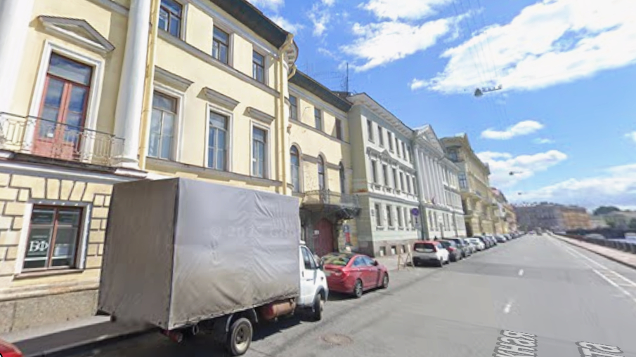 «Камаз» не поместился в арку и снес фасад памятника культуры — Дома Голицына на набережной Фонтанки