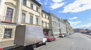 «Камаз» не поместился в арку и снес фасад памятника культуры — Дома Голицына на набережной Фонтанки