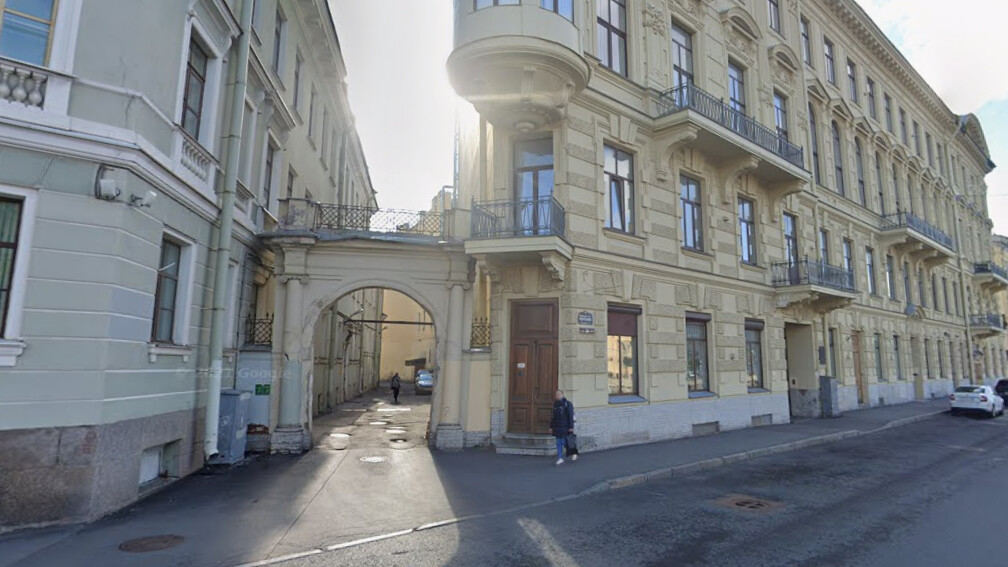 «Камаз» не поместился в арку и снес фасад памятника культуры — Дома Голицына на набережной Фонтанки