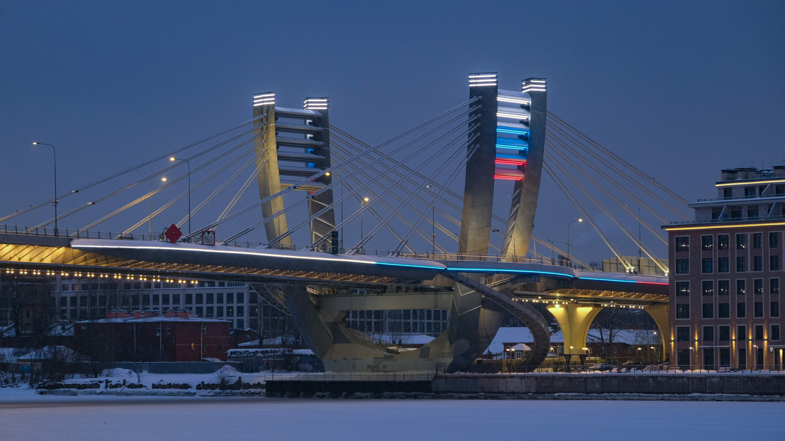 Несколько мостов Петербурга сменят цвет по случаю 8 марта