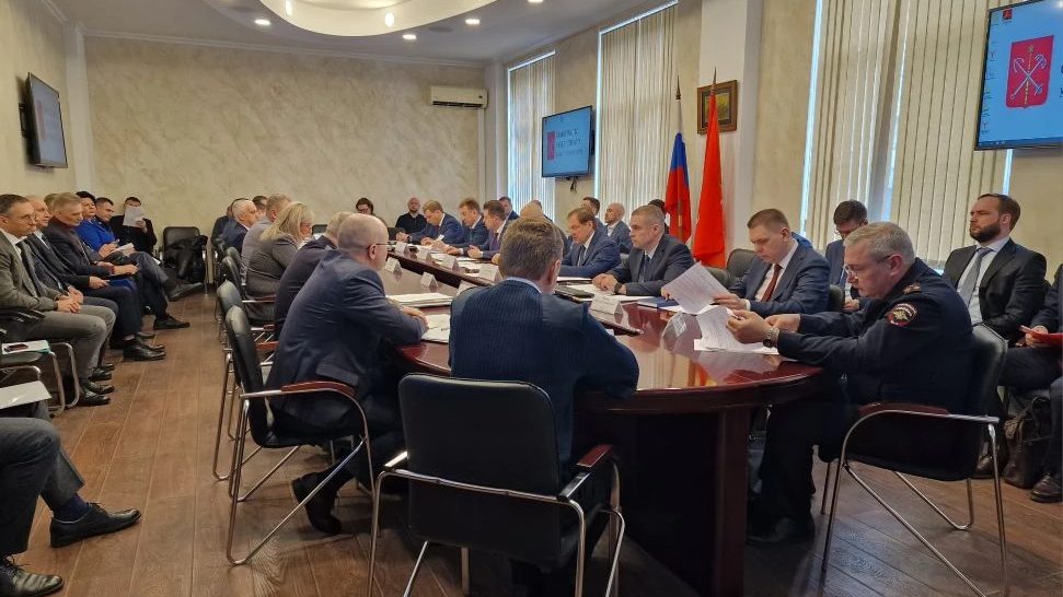 Комитет по транспорту Петербурга контролирует нелегальных таксистов. Коротко об итогах заседания