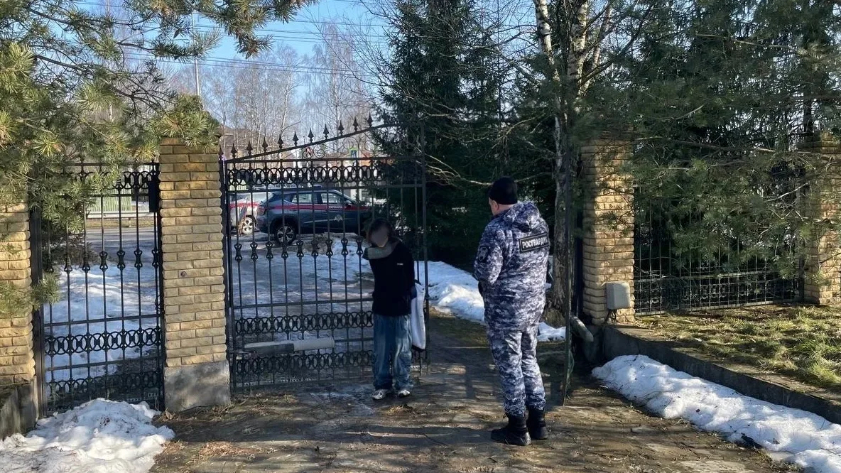 В Петербурге задержали 23-летнего шумахера на Exeed: он чуть не сбил пешехода и протаранил ворота частного дома