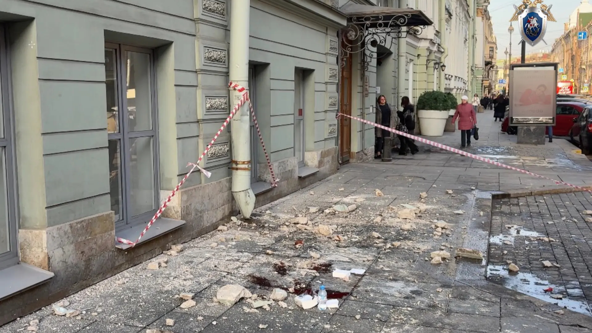 Часть облицовки исторического дома в Петербурге угодила прямо на голову мужчины: фото