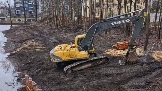 Прокуратура пресекла незаконное берегоукрепление на территории Уткиной дачи в Петербурге