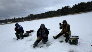 Спасатели Ленобласти провели рейд по рыбакам на тающей Ладоге