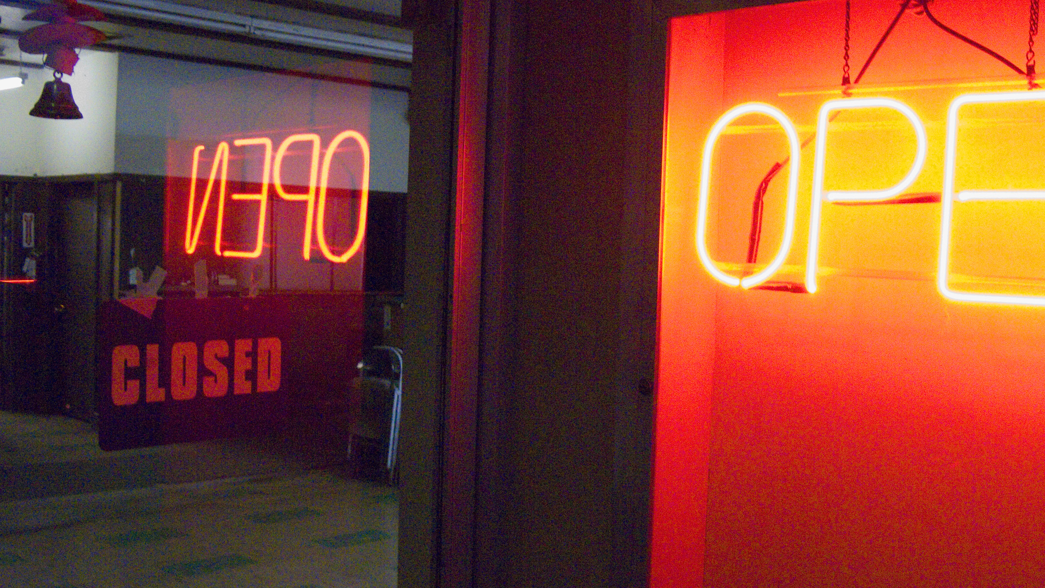 Заговорят по-русски: в России вступил в силу запрет на иностранные слова на вывесках