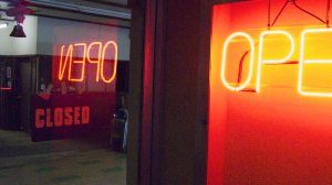 Заговорят по-русски: в России вступил в силу запрет на иностранные слова на вывесках