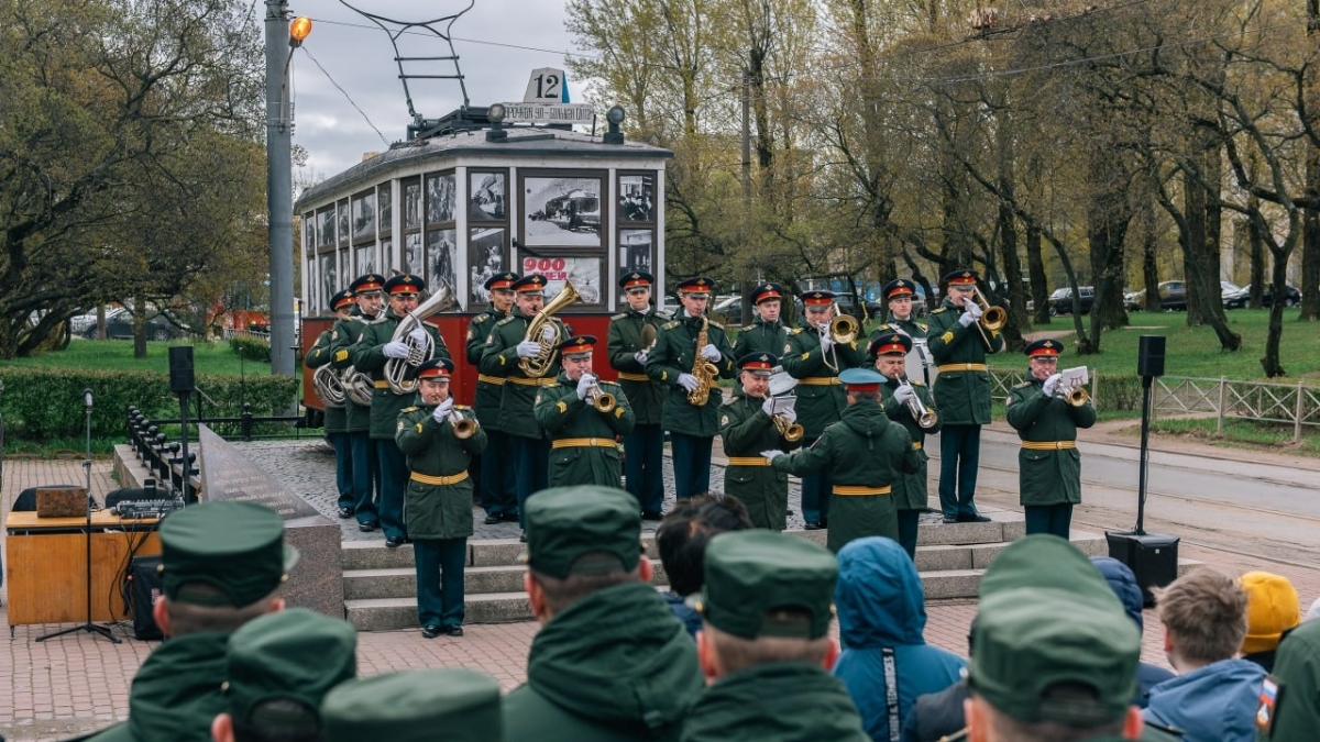 В Петербурге все еще разбираются с вандалами после издевательств над Блокадным трамваем