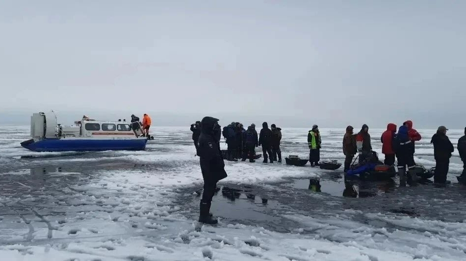 Свыше 200 рыболовов застряли на растрескавшемся льду Финского залива