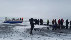 Свыше 200 рыболовов застряли на растрескавшемся льду Финского залива