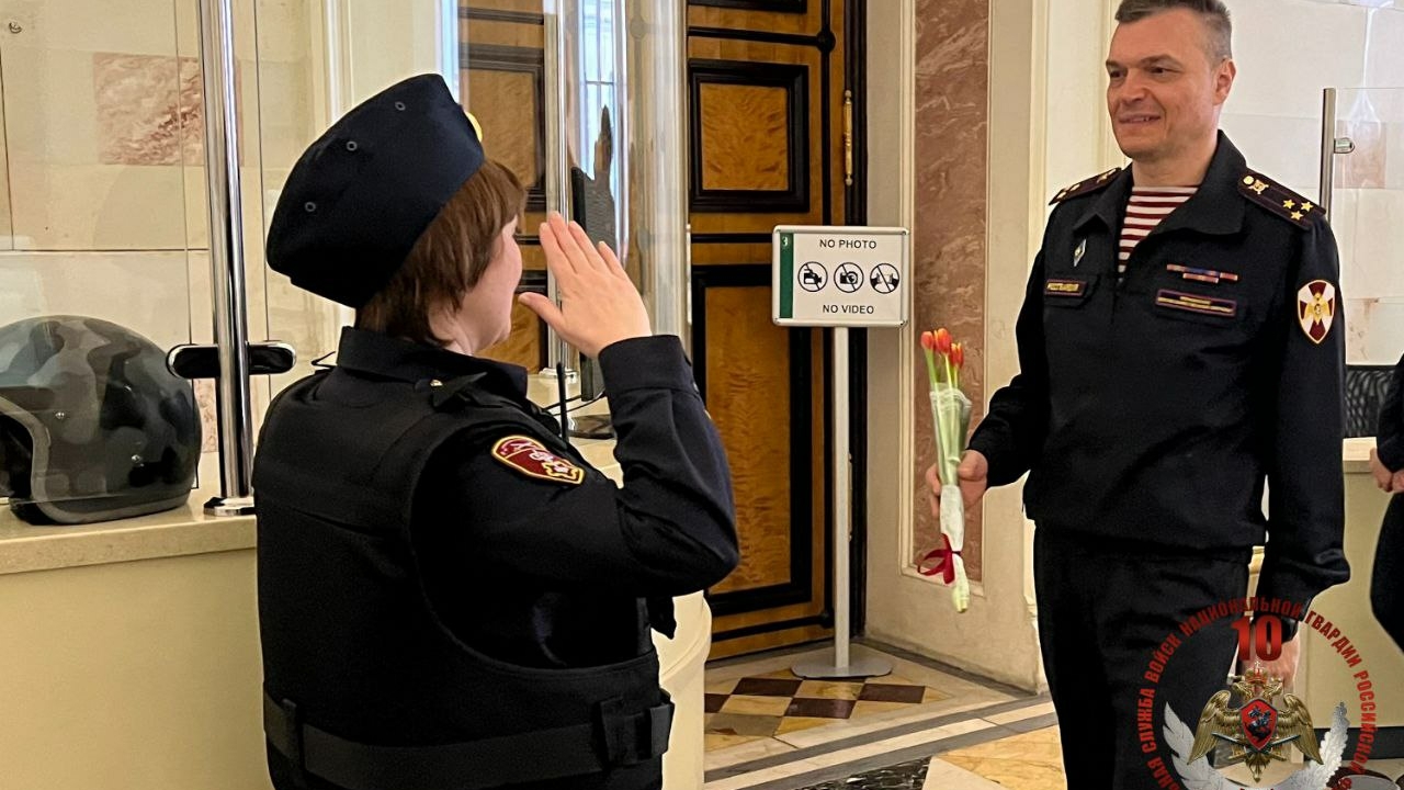 Охраняющих Эрмитаж сотрудниц Росгвардии поздравили на рабочем месте