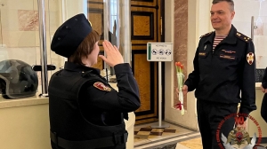 Охраняющих Эрмитаж сотрудниц Росгвардии поздравили на рабочем месте