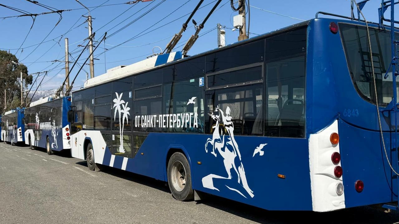 Петербург подарил Сухуму 10 больших троллейбусов