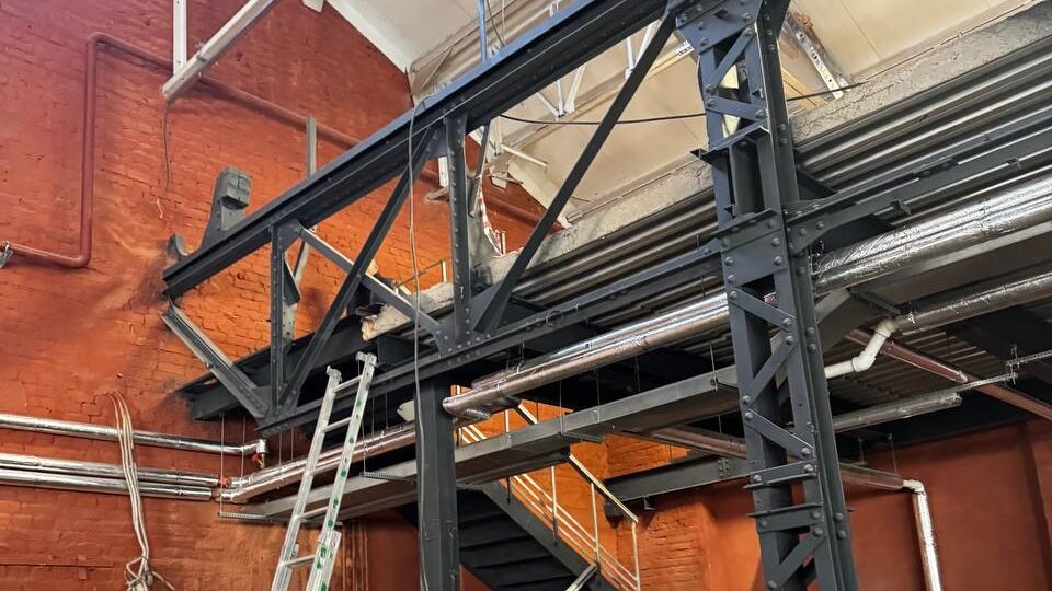 Самозанятый разбился насмерть во время работ на складе на Кондратьевском