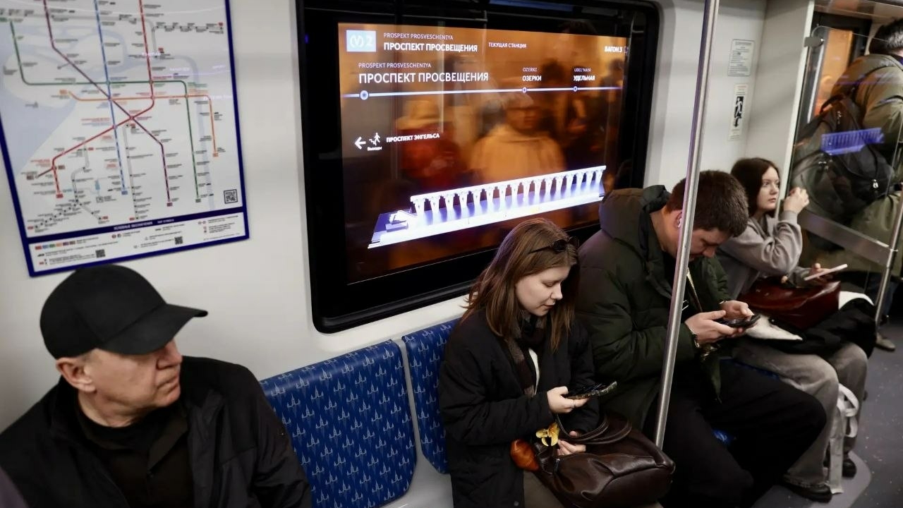 «Общественный транспорт —не кинотеатр». Модернизированные синие «Балтийцы» вышли на линию №2 петербургского метро