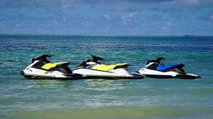 Путешествие закончилось травмой головы: пьяный индиец сбил на гидроцикле русскую туристку на пляже в Паттайе