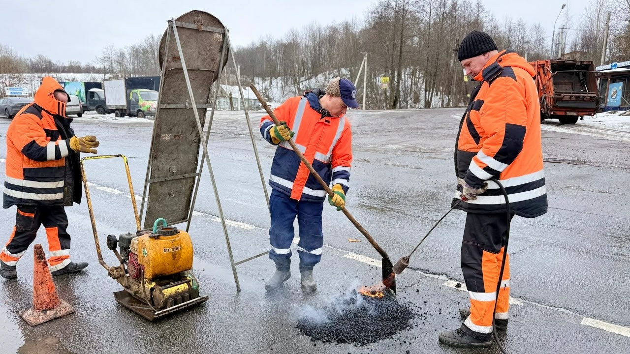 Дорожные службы начали бороться с ямами после продолжительной зимы в Петербурге