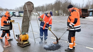 Дорожные службы начали бороться с ямами после продолжительной зимы в Петербурге