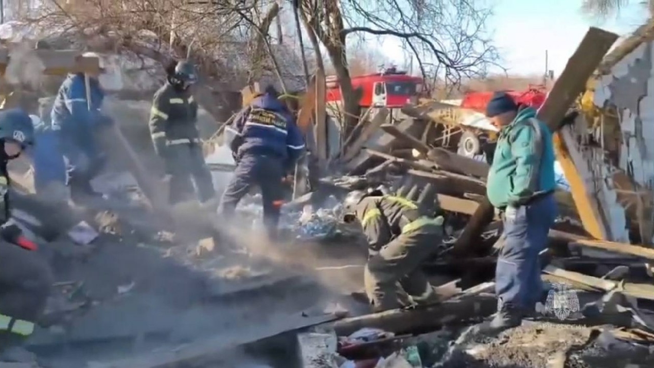 При взрыве газа в Курганской области пострадала пенсионерка, а ее мужа ищут в завалах сотрудники МЧС